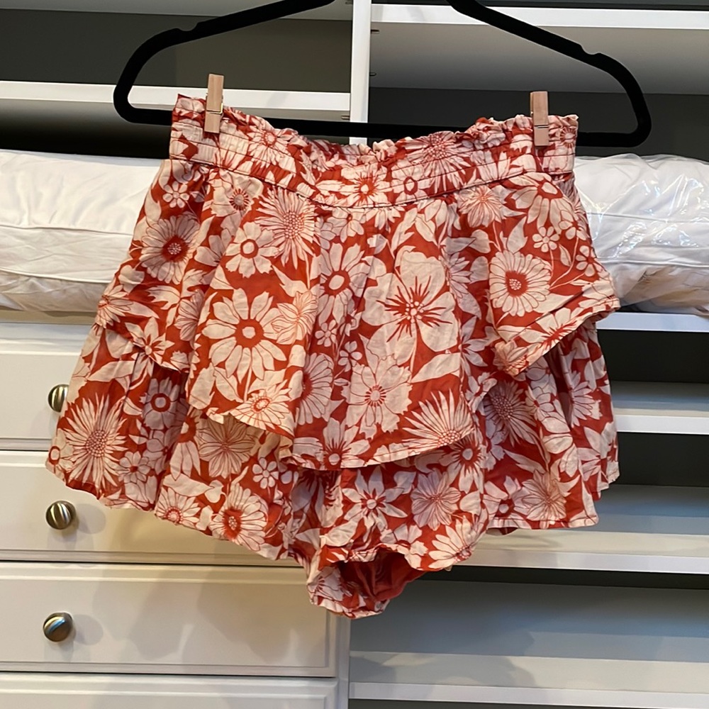 American Eagle orange and cream flowy floral shorts/skort